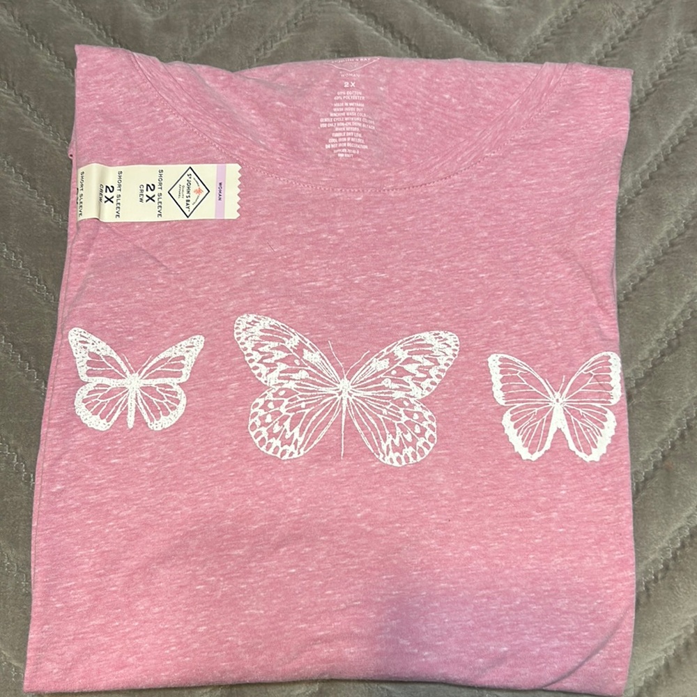 Aesthetically pleasing, pink butterfly shirt with white accent design !🎁😊
